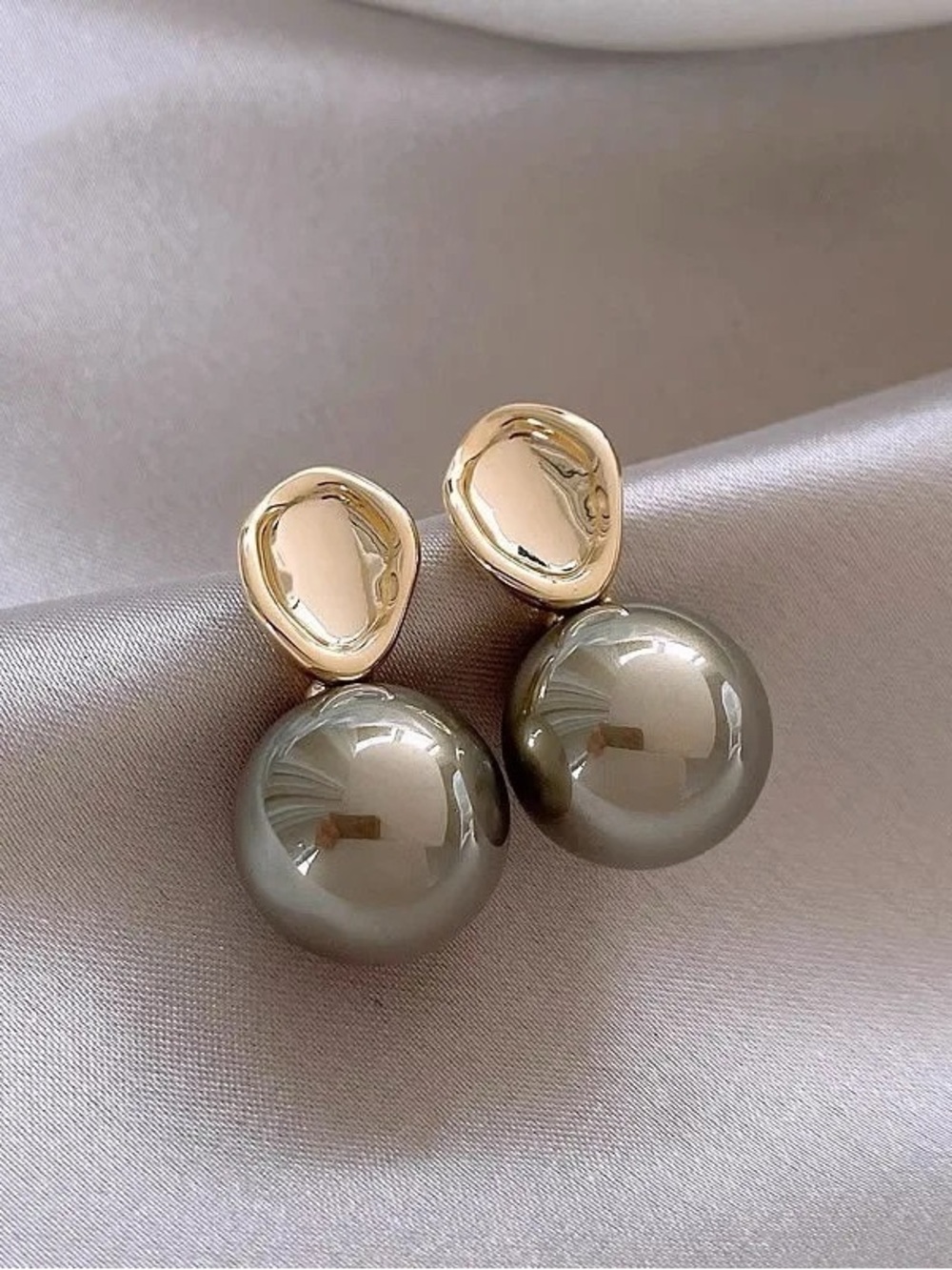 3/$40 NWT Gray Imitation Pearl Stud Earrings